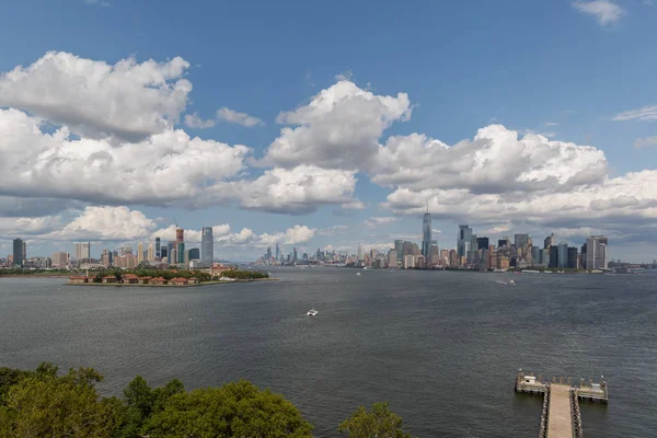 ニューヨーク市の自由の女神像からのマンハッタンの高層ビルや建物の眺め — ストック写真