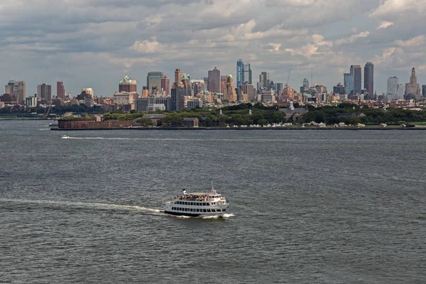 Governadores Ilha e arranha-céus do Brooklyn vista do centro da cidade da Estátua da Liberdade em Nova York Estados Unidos — Fotografia de Stock