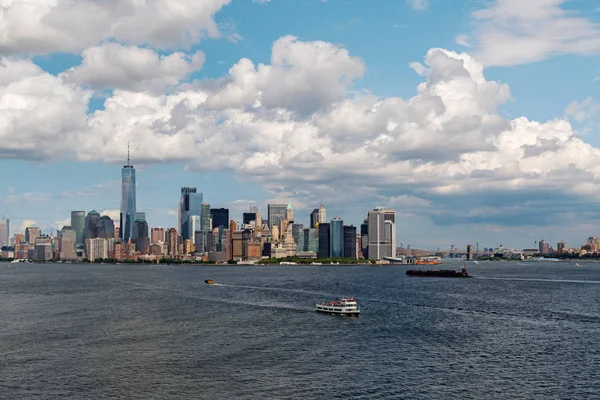 从纽约市自由女神像看曼哈顿下城的摩天大楼和建筑物 — 图库照片