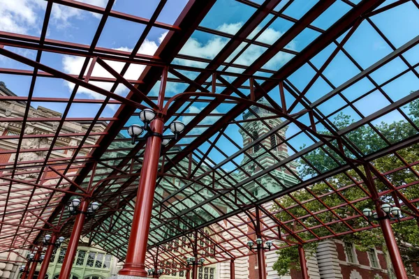 Ellis Adası Ulusal Göçmenlik Müzesi 'nin New York' taki girişi.