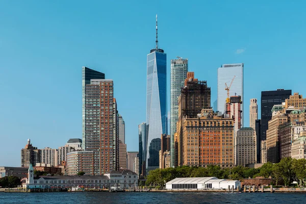 Os arranha-céus e edifícios de Lower Manhattan têm vista da Estátua da Liberdade em Nova Iorque — Fotografia de Stock