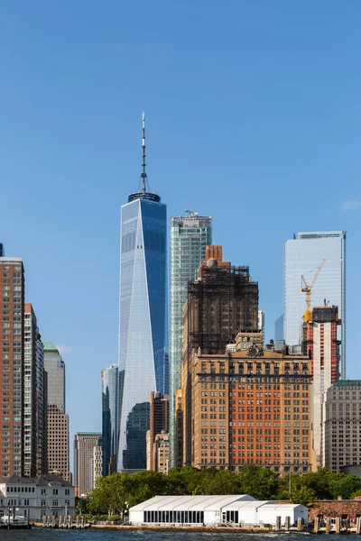 Нижній Манхеттен - хмарочос і будівлі з статуї Свободи (Нью - Йорк, США). — стокове фото