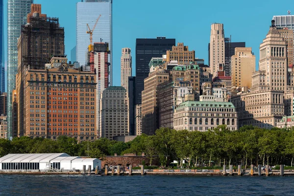 Lower Manhattan wolkenkrabbers en gebouwen uitzicht vanaf het Vrijheidsbeeld in New York City Verenigde Staten — Stockfoto