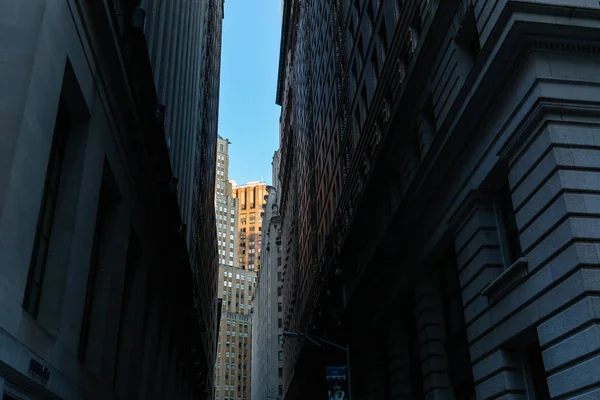 纽约市曼哈顿下城华尔街的摩天大楼和旧楼 — 图库照片