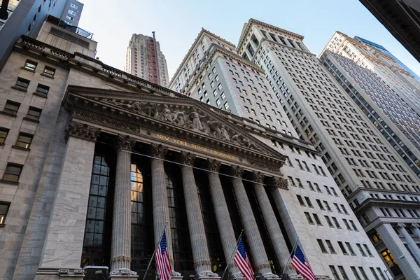 New York Borsası ve Wall Street 'in eski binaları New York, ABD' de Aşağı Manhattan 'da