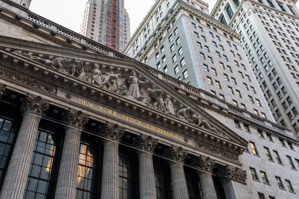 New York Borsası ve Wall Street 'in eski binaları New York, ABD' de Aşağı Manhattan 'da
