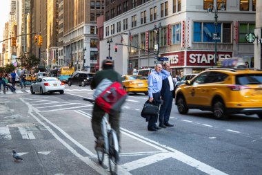 New York City / Usa - 13 Haziran 2018: Manhattan şehir merkezinde yoğun saatlerde Yedinci Cadde manzarası
