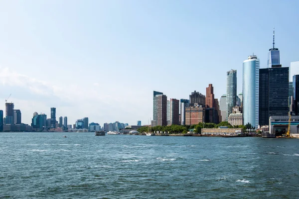 New York / USA - 14 luglio 2018: Lower Manhattan Skyline vista dal traghetto Governors Island in un pomeriggio limpido — Foto Stock