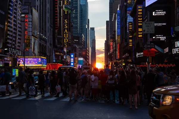 Nueva York / Estados Unidos - 13 JUL 2018: Manhttanhenge street view from Times Square at rush hour in midtown Manhattan — Foto de Stock