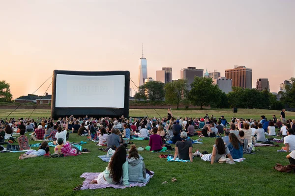 New York City / Usa - 14 Haziran 2018: Vali Adası 'ndaki New York açık hava filmleri