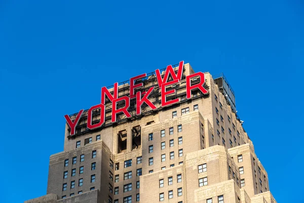 Нью-Йорк / США - 13 июля 2018 года: знак Нью-Йоркера здания Wyndham Hotel в центре Манхэттена — стоковое фото