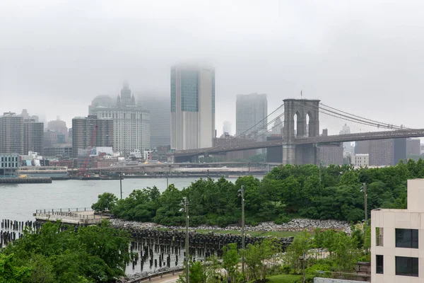New York, Ny/Usa - 2018年6月1日:霧の多い午後のマンハッタンのスカイライン — ストック写真
