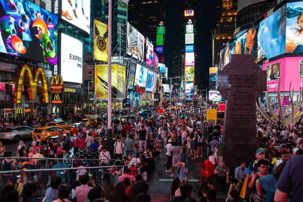 New York City / Usa - 13 Haziran 2018: Manhattan şehir merkezinde yoğun trafik ile Times Meydanı