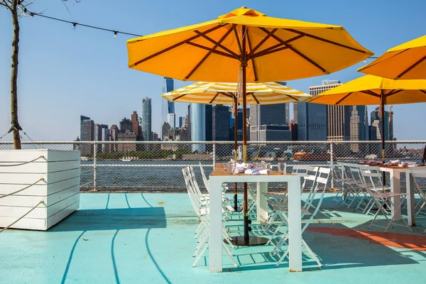 New York City / Usa - 14 Haziran 2018: Açık bir Cuma öğleden sonrasında Valiler Adası 'nın İstiridye Barı