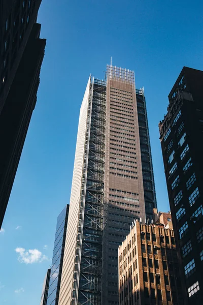 ニューヨーク市/アメリカ- 7月13 2018:ニューヨークタイムズミッドタウンの通りからのビューを構築するマンハッタン — ストック写真