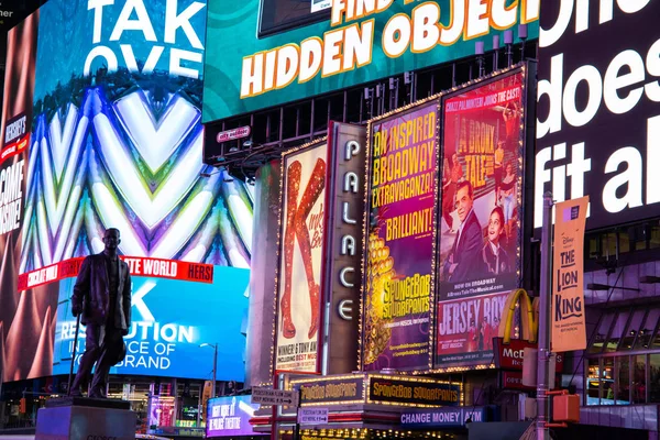 New York City / Usa - 13. července 2018: Wake, části ztroskotání, podle modelu Uss Nightingale od Mel Chin na Times Square — Stock fotografie