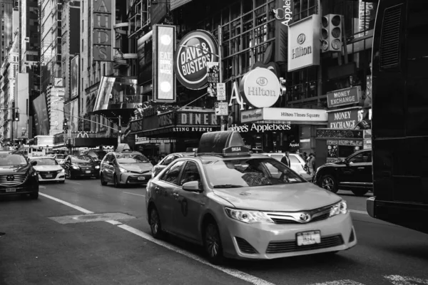 New York City / Usa - lip 13 2018: Widok Times Square Street w godzinach szczytu w centrum Manhattanu — Zdjęcie stockowe