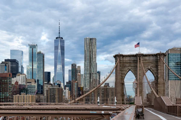 Nueva York / Estados Unidos - 20 de junio de 2018: Puente de Brooklyn con edificio en el Bajo Manhattan a primera hora de la mañana en la ciudad de Nueva York — Foto de Stock