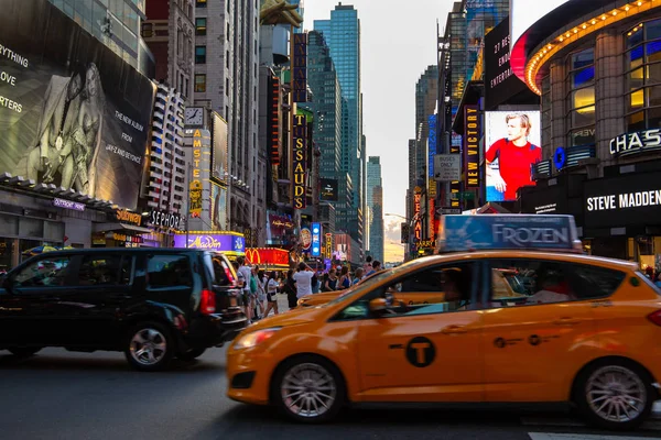 Νέα Υόρκη / Usa - 13 Ιουλ 2018: Times Square άποψη του δρόμου σε ώρα αιχμής στο κέντρο του Μανχάταν — Φωτογραφία Αρχείου