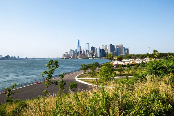 Nueva York / Estados Unidos - 14 JUL 2018: Vista del horizonte del Bajo Manhattan desde Outlook Hill en Governors Island —  Fotos de Stock
