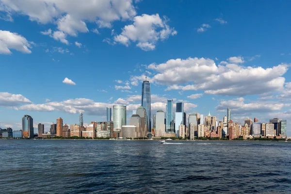 Nueva York / Estados Unidos - 18 JUL 2018: Fachada de edificios del Distrito Financiero en el Bajo Manhattan a la luz del día —  Fotos de Stock