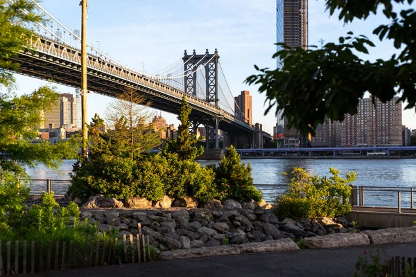 Nova Iorque / EUA - JUN 25 2018: Brooklyn Bridge Park com horizonte de Lower Manhattan ao nascer do sol — Fotografia de Stock