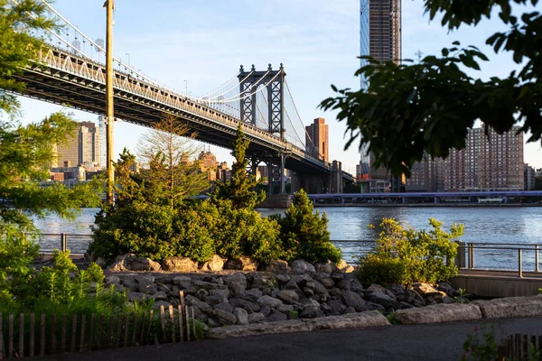 New York City / Usa - 25. června 2018: Brooklyn Bridge Park s panorama Dolního Manhattanu při východu slunce — Stock fotografie