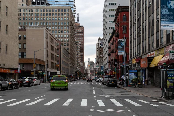 New York / USA - 20 giugno 2018: Grattacielo e vecchi edifici nel TriBeCa di Lower Manhattan a New York — Foto Stock