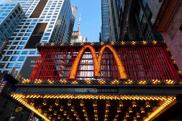 New York City / Usa - 13 Haziran 2018: Times Square Mcdonald light street view in town Manhattan