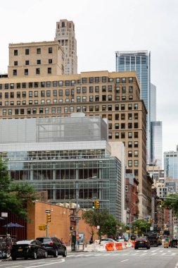 New York City / Usa - 27 Haziran 2018: Tribeca caddeleri ve binalar ön cephe, mağaza, restoran ve kafe ve Manhattan 'daki apartmanlar