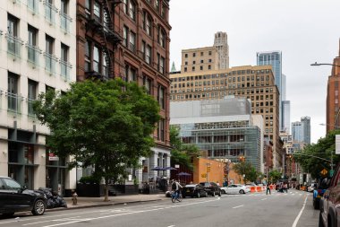 New York City / Usa - 27 Haziran 2018: Tribeca caddeleri ve binalar ön cephe, mağaza, restoran ve kafe ve Manhattan 'daki apartmanlar