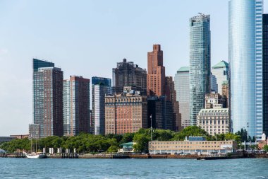 New York City / Usa - 14 Haziran 2018: Açık bir öğleden sonra Vali Adası feribotundan Manhattan Skyline manzarası
