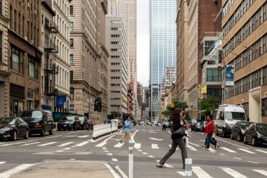 New York City / Usa - 27 Haziran 2018: Tribeca caddeleri ve binalar ön cephe, mağaza, restoran ve kafe ve Manhattan 'daki apartmanlar