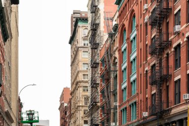 New York City / Usa - 27 Haziran 2018: Tribeca caddeleri ve binalar ön cephe, mağaza, restoran ve kafe ve Manhattan 'daki apartmanlar