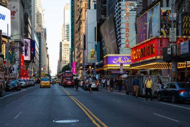 New York City / Usa - 13 Haziran 2018: Times Meydanı sokak manzarası Manhattan şehir merkezinde yoğun saatlerde