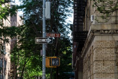 New York, City / Usa - 10 Haziran 2018: Brooklyn Heights Mahallesi 'nde Clark Caddesi tabelası ve trafik ışığı