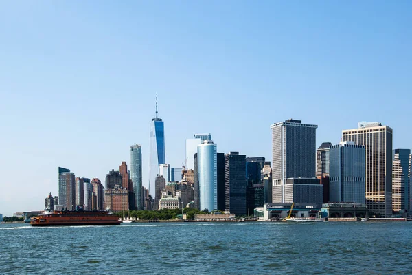 New York City / USA - JUL 14 2018: Lower Manhattan Skyline view from Governors Island ferry on a clear afternoon — Stock Photo, Image