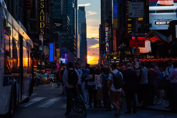 New York City / Usa - 13. července 2018: Manhttanhenge street view from Times Square at rush hour in midtown Manhattan — Stock fotografie