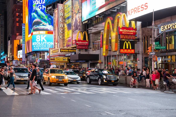 New York City / Usa - 13 jul 2018: Times Square med livlig trafik i centrala Manhattan — Stockfoto