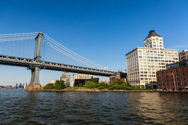 Nova Iorque, Cidade / EUA - JUL 10 2018: Edifícios e lojas de luxo em Dumbo Brooklyn Bridge Park — Fotografia de Stock