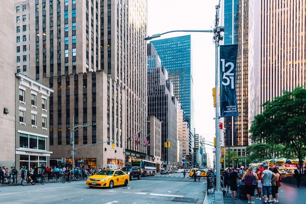 New York City / Usa - 19 jul 2018: Avenue of the Americas gator och byggnader fasad, butik, restaurang och café och lägenheter i Midtown Manhattan — Stockfoto