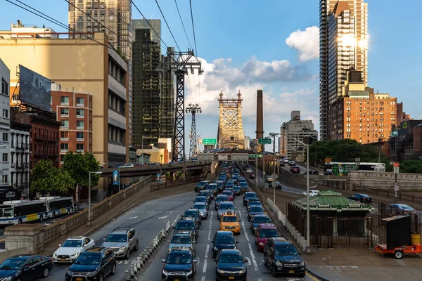 New York City / USA - JUL 27 2018: Queensboro Bridge traffic and Roosevelt Island Tramway — Stock Photo, Image