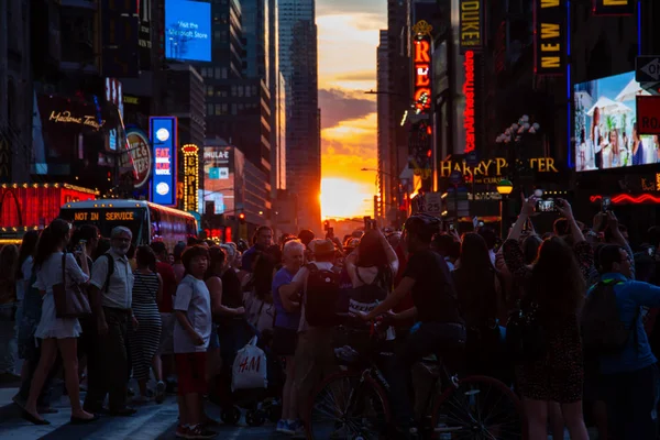 New York City / Usa - 13 jul 2018: Manhttanhenge street view from Times Square at rush hour in midtown Manhattan — Stockfoto