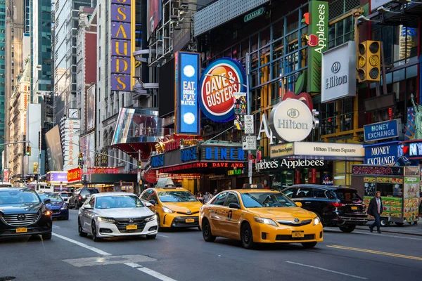 New York City / Usa - 13 jul 2018: Times Square gatuvy vid rusningstid i centrala Manhattan — Stockfoto