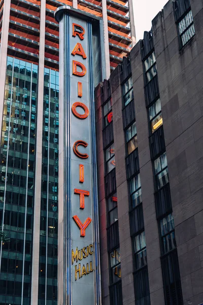 Nueva York / Estados Unidos - 19 JUL 2018: Radio City firma y fachada de edificios en Midtown Manhattan —  Fotos de Stock
