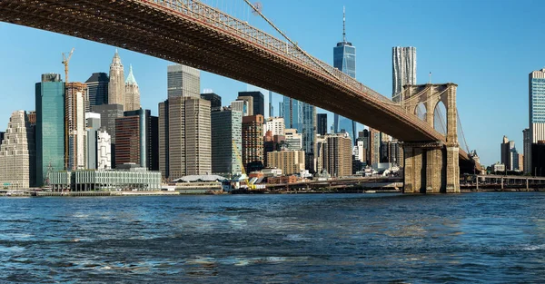 New York City / USA - JUN 25 2018: Brooklyn Bridge Park with Lower Manhattan skyline at sunrise — Stock Photo, Image