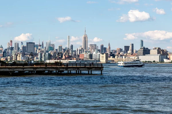 Nova Iorque / EUA - JUL 18 2018: Fachada de prédios Empire State no centro de Manhattan à luz do dia a partir da beira do rio Hudson — Fotografia de Stock