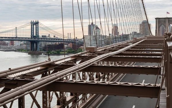 Nueva York / Estados Unidos - 20 JUN 2018: Puente de Brooklyn con puente de Manhattan con edificios de DUMBO a primera hora de la mañana en la ciudad de Nueva York — Foto de Stock
