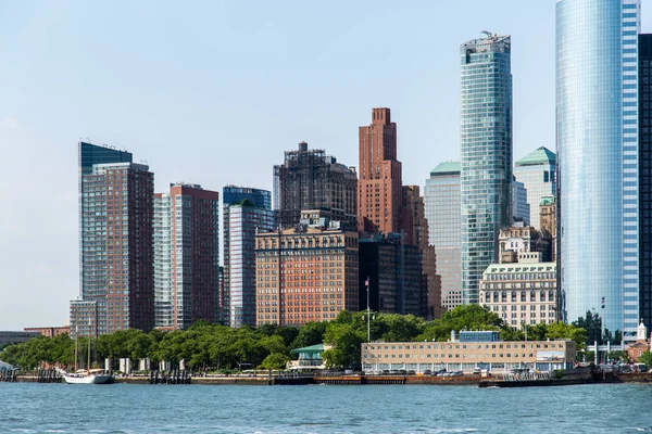 New York / USA - 14 luglio 2018: Lower Manhattan Skyline vista dal traghetto Governors Island in un pomeriggio limpido — Foto Stock