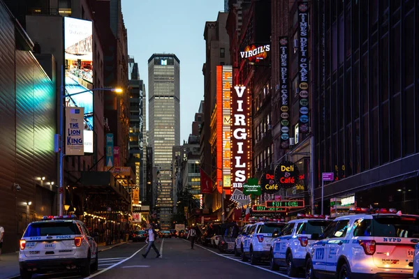 New York City / Usa - 13 Haziran 2018: Manhattan şehir merkezindeki Times Meydanı 'ndan 45. Cadde Manzarası — Stok fotoğraf